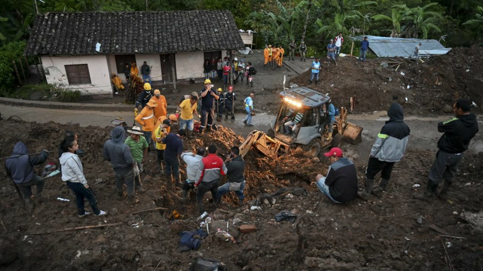 Cel puţin 19 morţi şi 16 persoane date dispărute în urma alunecărilor de teren din Columbia