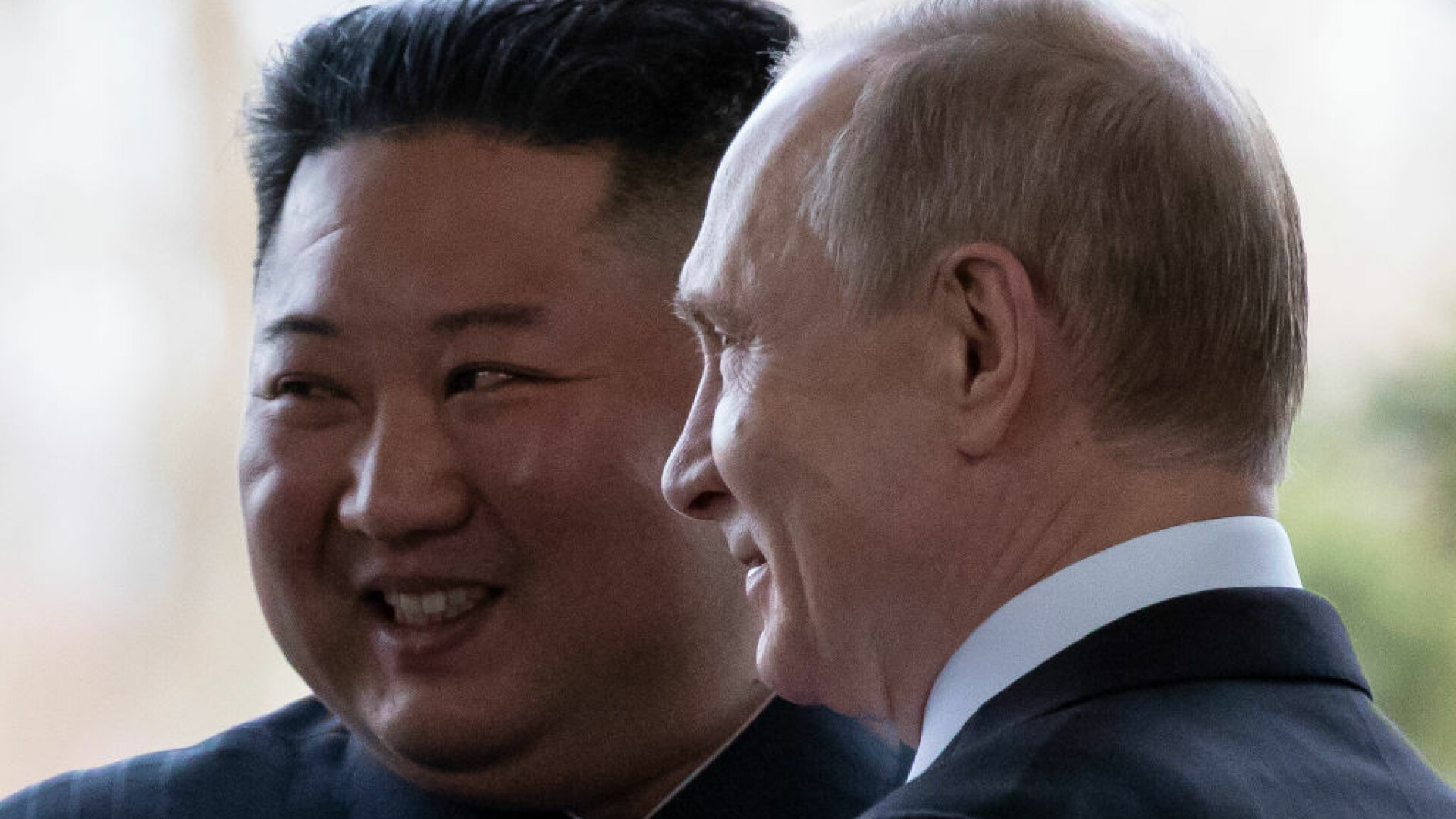 Gestul făcut de Vladimir Putin la întâlnirea istorică cu Kim Jong-un. VIDEO - 5