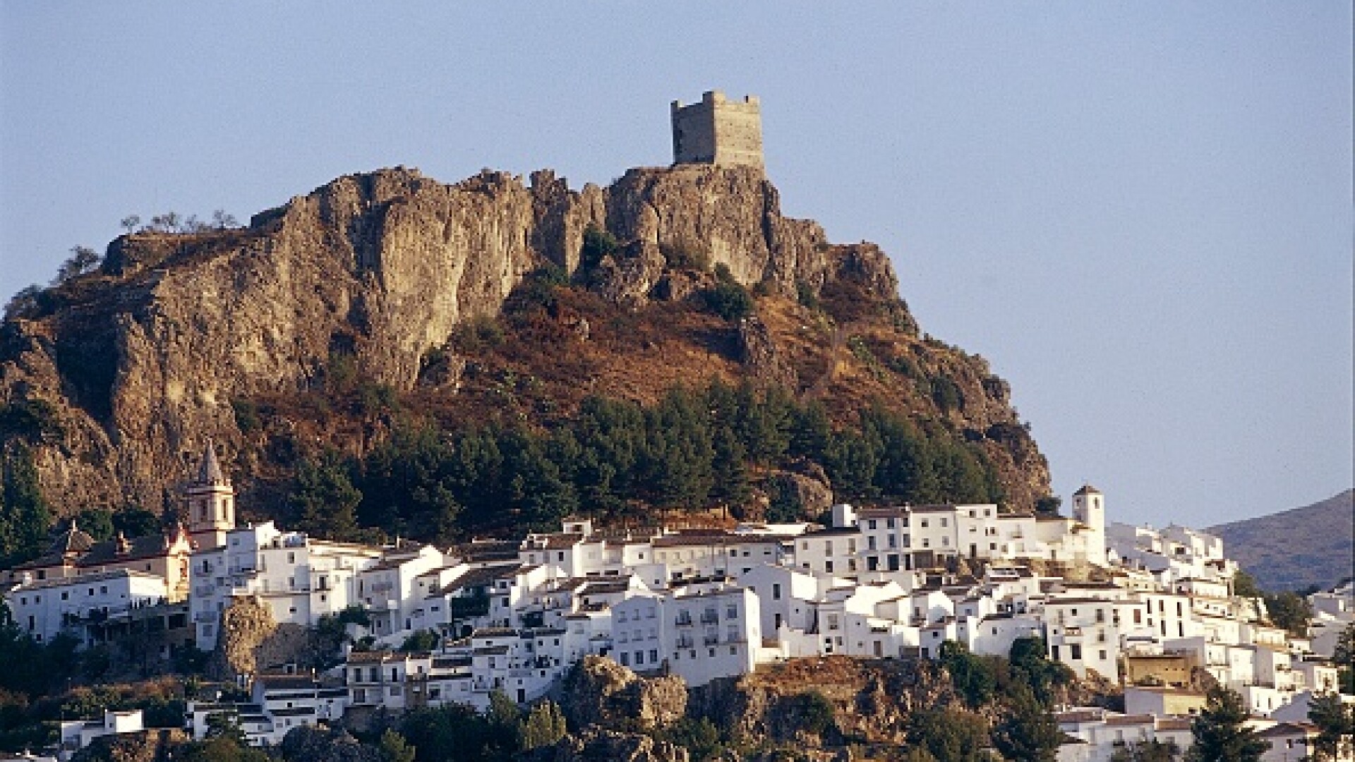 Orașul-fortăreață din Spania care s-a izolat complet de lume și de coronavirus
