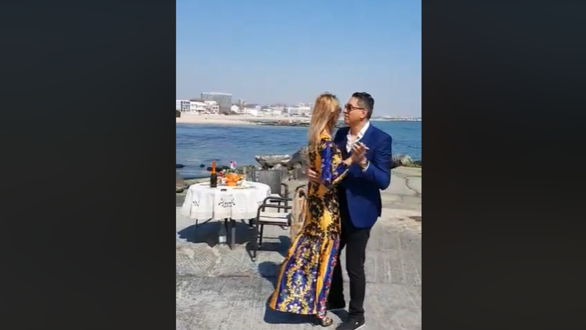 Politician amendat după ce soția sa a postat un clip în care cei doi dansează pe un dig din Eforie