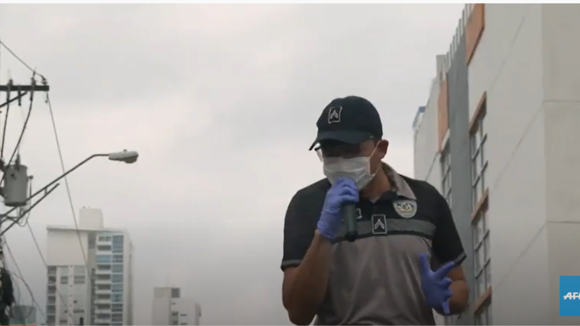 Polițiștii au cântat pe străzi pentru a ridica moralul oamenilor din izolare: ”Vom face asta până omorâm coronavirusul”