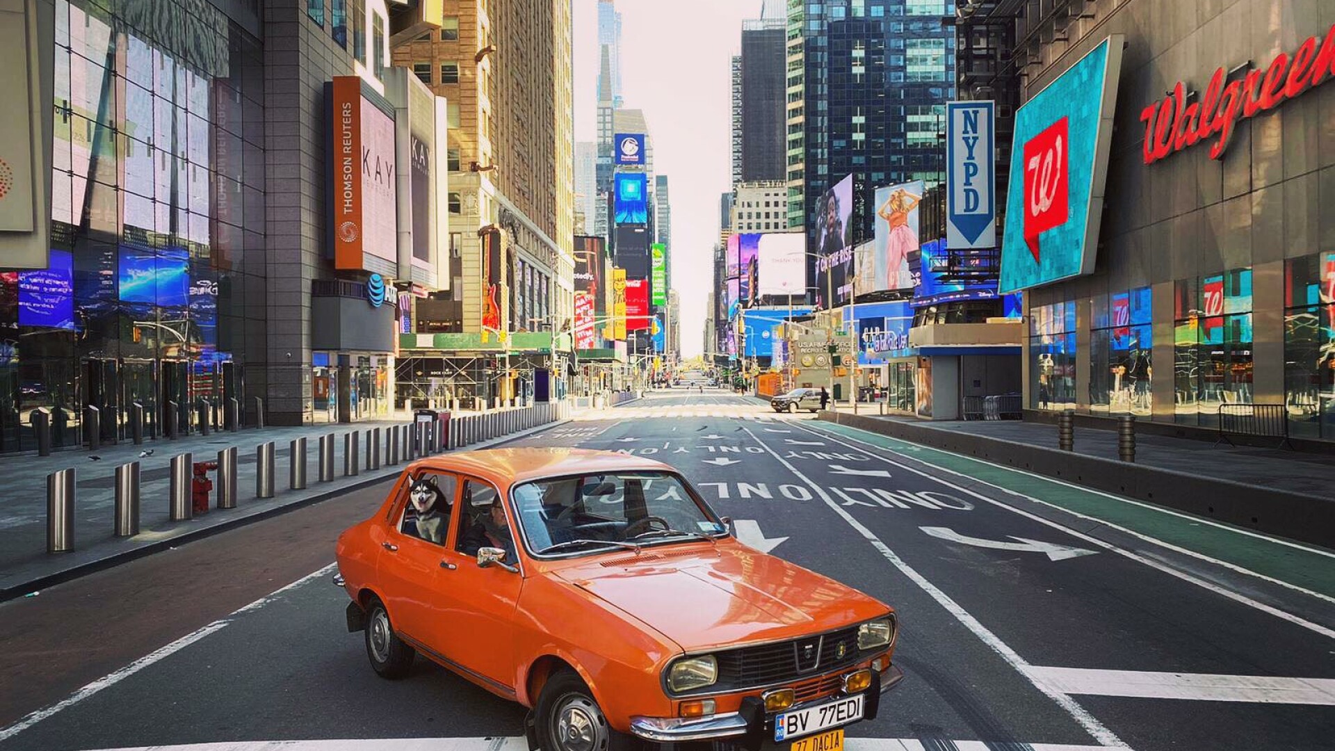 Imagini unice: cu Dacia 1300 la plimbare printr-un New York pustiit de coronavirus