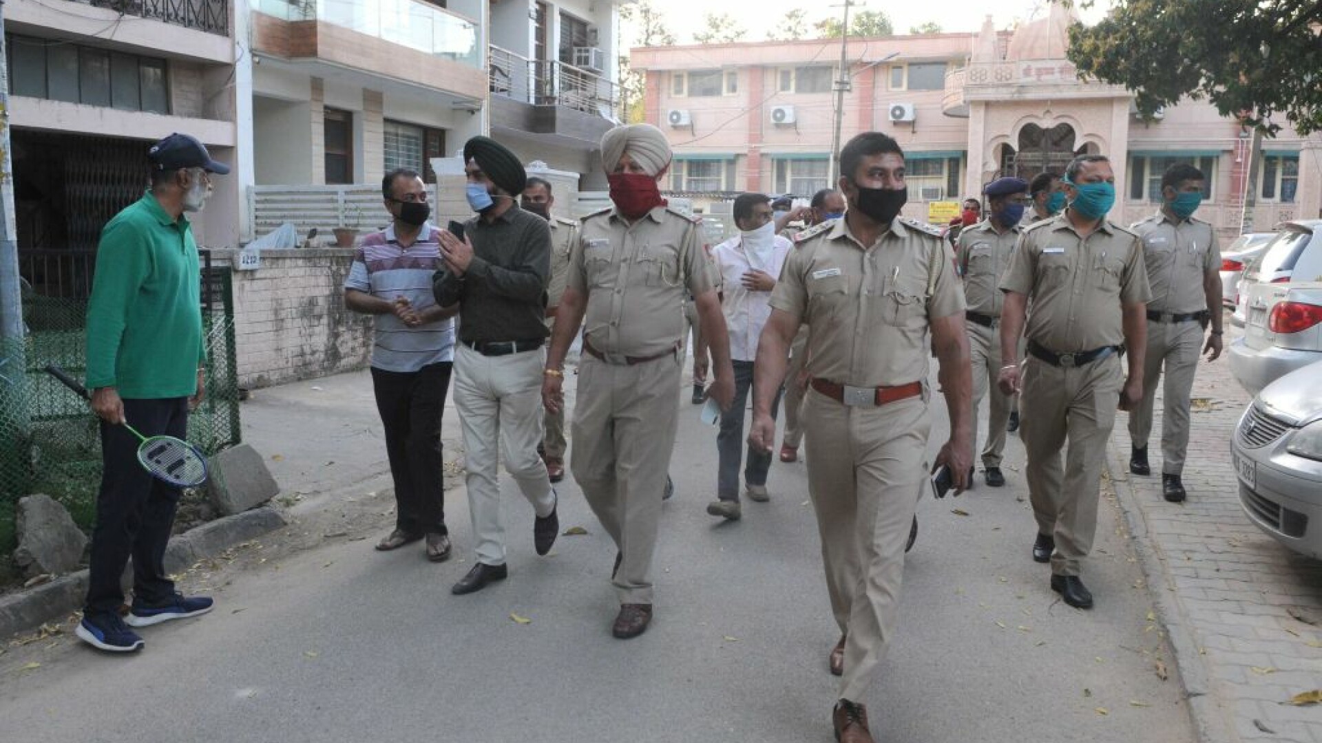 Doctorii indieni i-au reataşat mâna unui poliţist, retezată într-o misiune pentru respectarea izolării