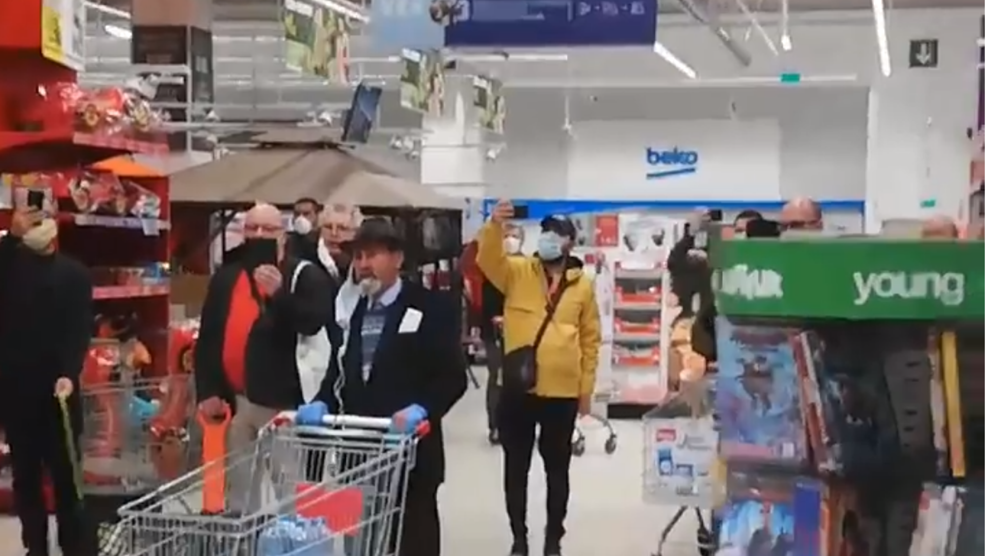 Clienții unui supermarket din Piatra Neamț au cântat ”Hristos a Înviat” în timp ce stăteau cu cărucioarele la coadă