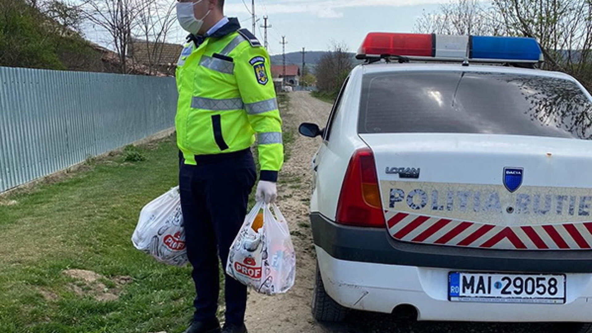 O bătrână din Vaslui a sunat la 112 și a spus că nu are mâncare. Polițiștii i-au dus alimentele acasă