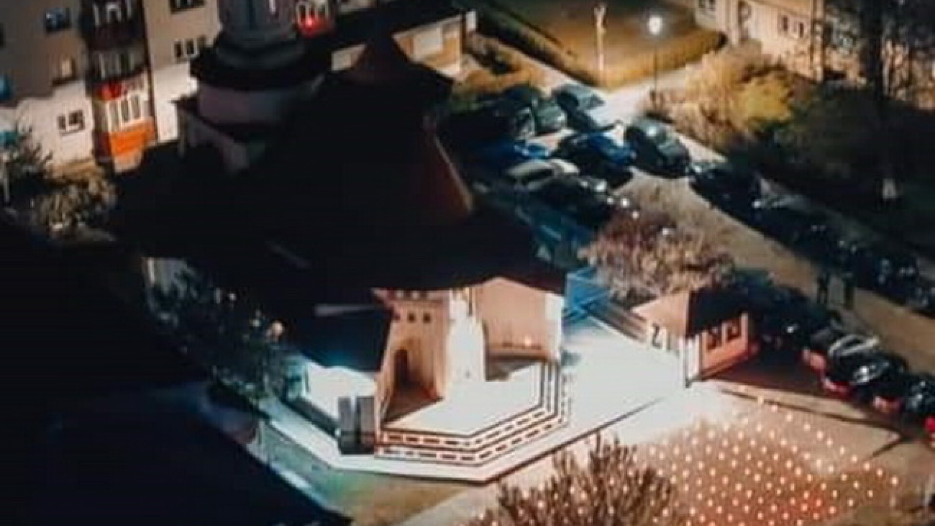 Imagini emoționante la o biserică din Suceava aflată în carantină. În Noaptea de Înviere a avut curtea plină de candele aprinse