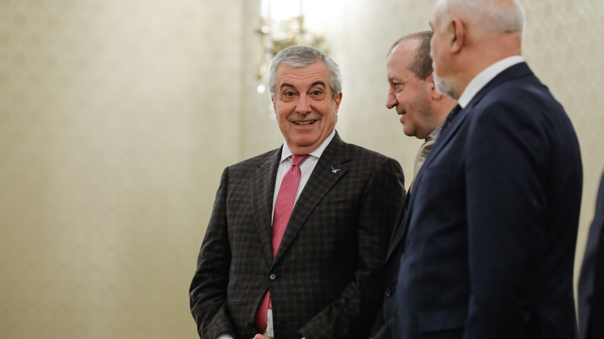 Tăriceanu anunță că ”Parlamentul va începe să lucreze prin prezenţa fizică a parlamentarilor”