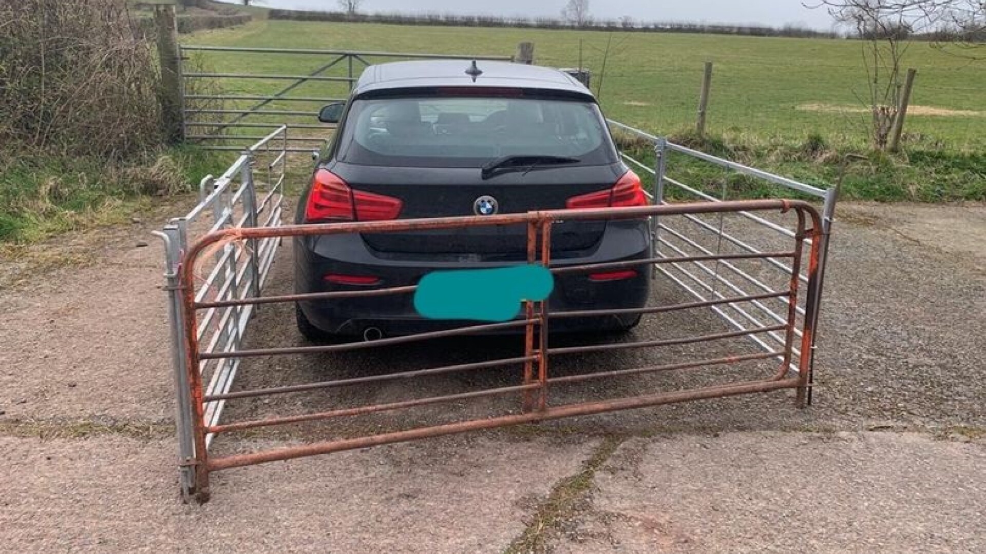 Un fermier a construit un gard metalic în jurul unui BMW care i-a blocat poarta