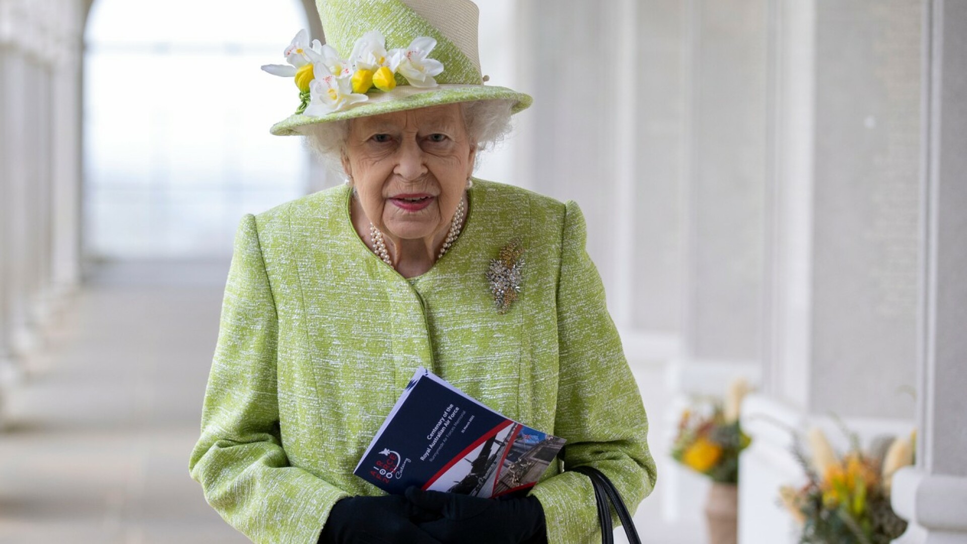 Regina Elisabeta a II-a, vaccinată cu doza de rapel înainte de prima ei apariţie publică din 2021. Monarhul nu a purtat mască