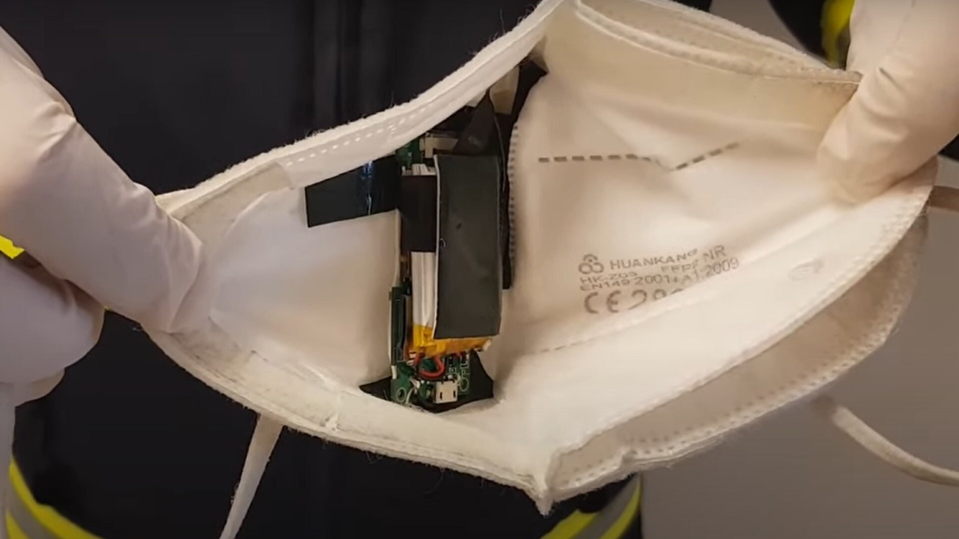VIDEO. Un bărbat și-a pus o cameră video în masca de protecție pentru a copia la examenul de permis auto