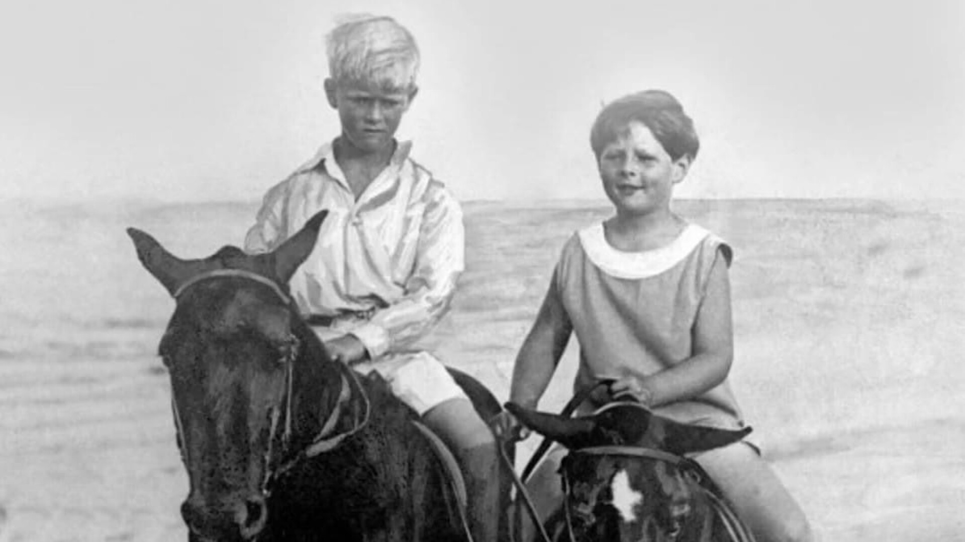 Prințul Philip și Regele Mihai, când erau copii, pe plajă la Constanța
