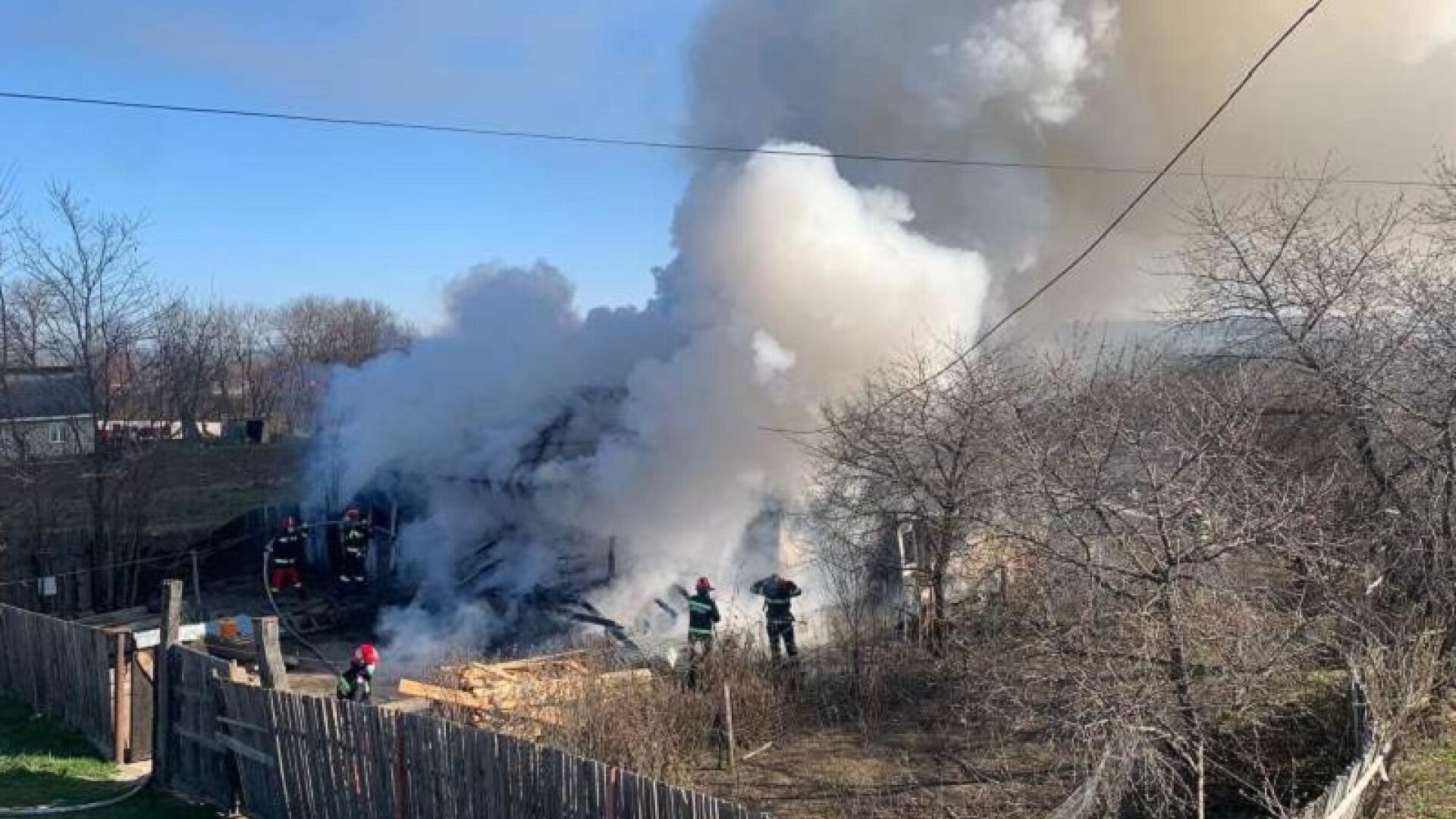 Tragedie în Neamț. O femeie de 59 de ani a murit într-un incendiu care i-a mistuit casa