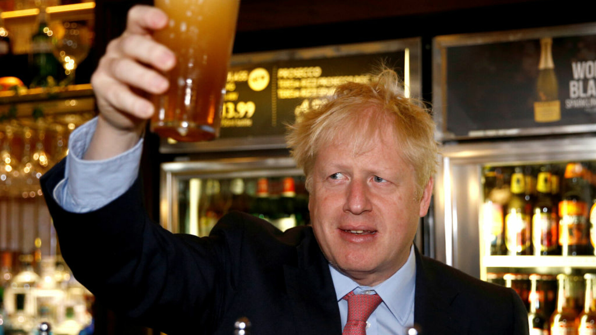 Anglia se pregătește să se îmbete, după 4 luni de caratină. Boris Johnson însuși va merge în pub să bea o bere