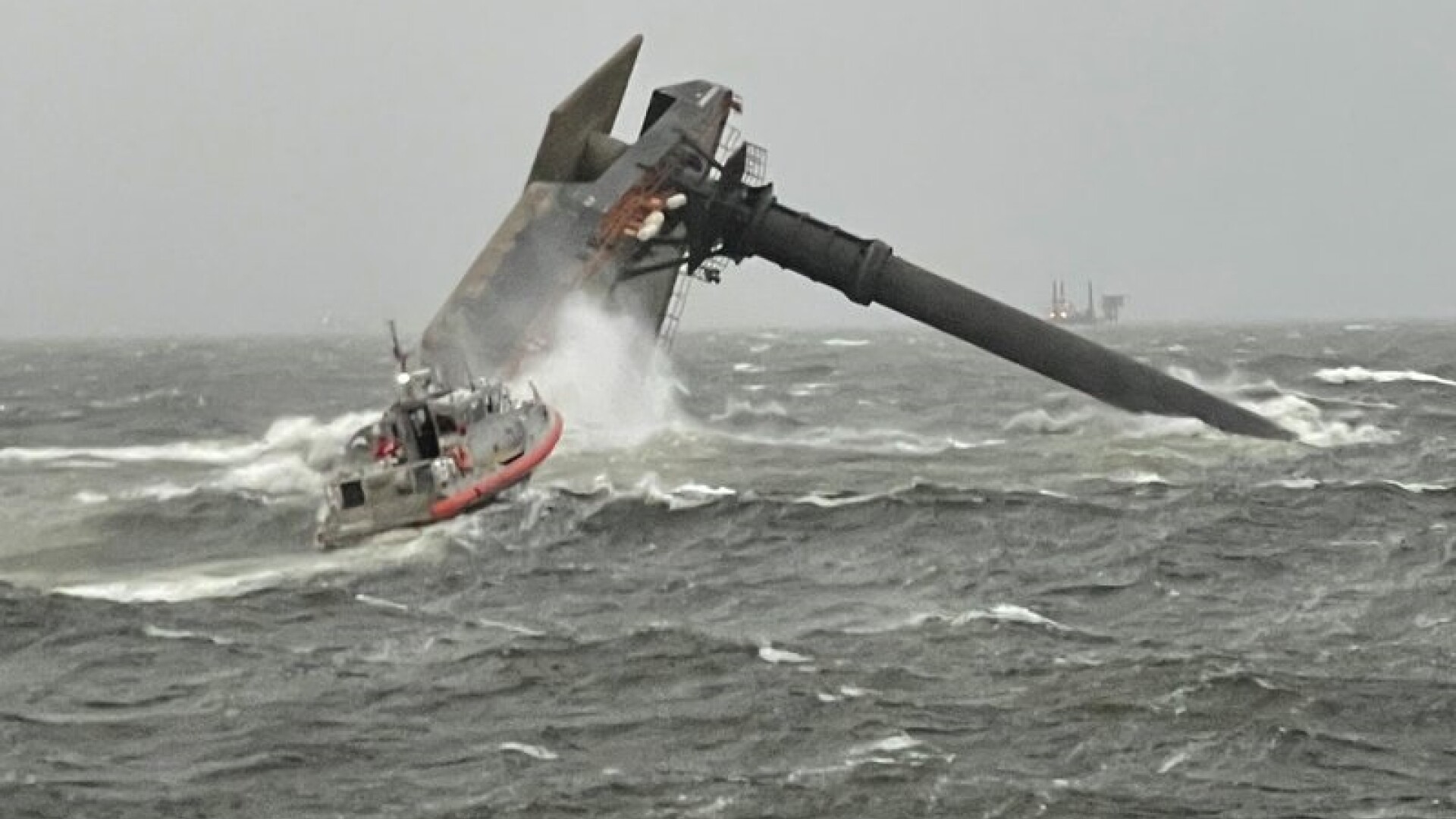 Un mort și 12 dispăruți, după ce o navă s-a răsturnat în Golful Mexic
