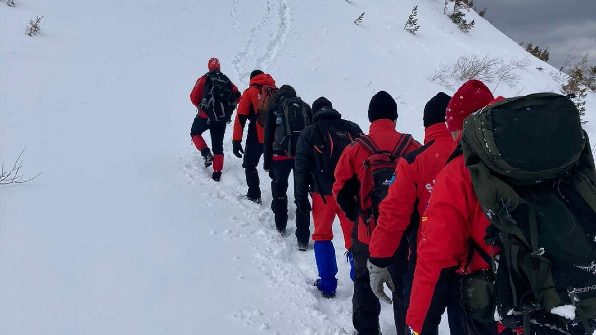 Salvamontiștii au mers 6 ore prin zăpadă de peste un metru pentru a duce provizii la stație meteo de pe Iezer