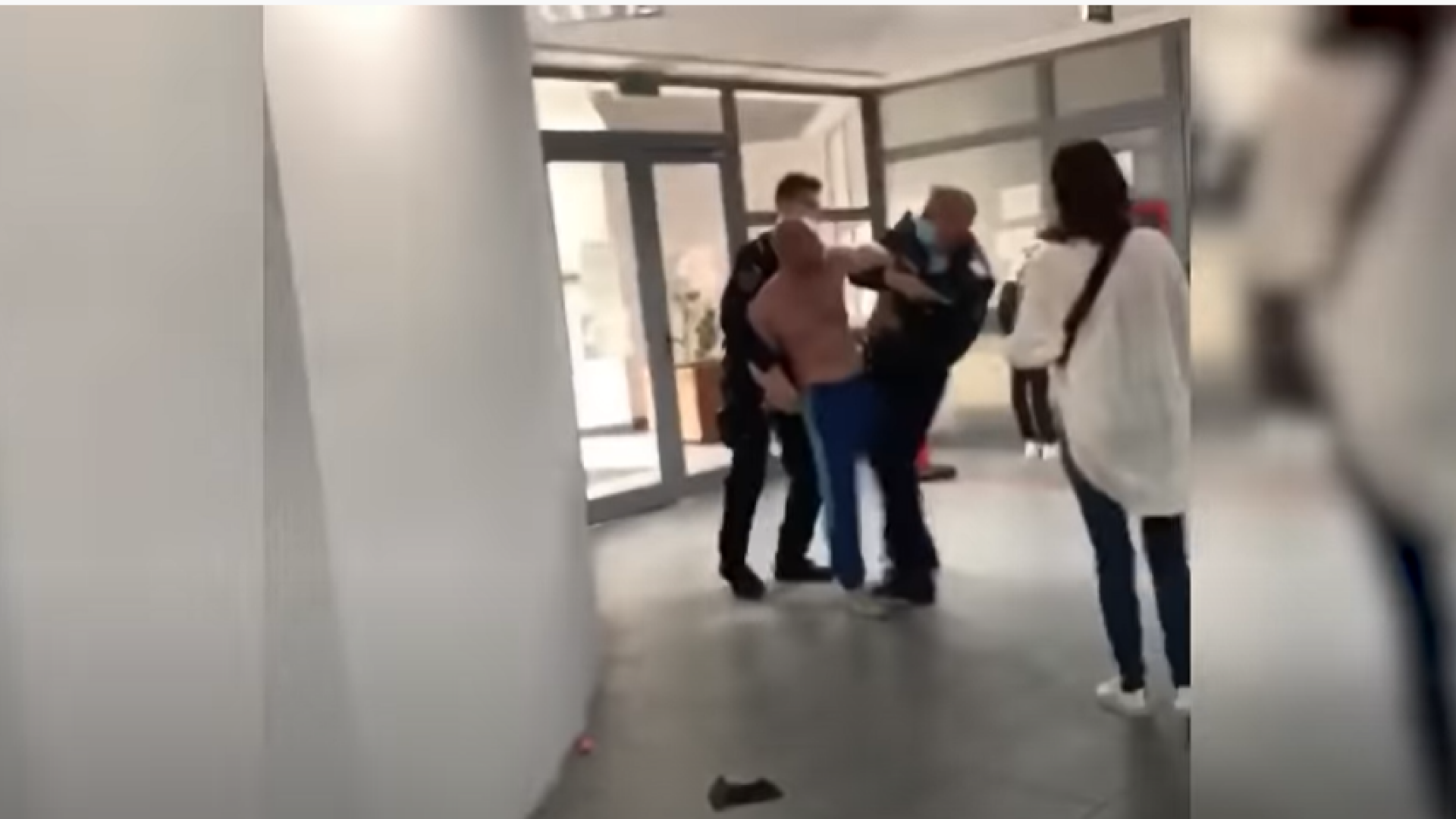 Bătaie la Starea Civilă din Vaslui. Doi bărbați s-au luat la pumni, în timp ce soțiile lor se loveau cu poșetele VIDEO