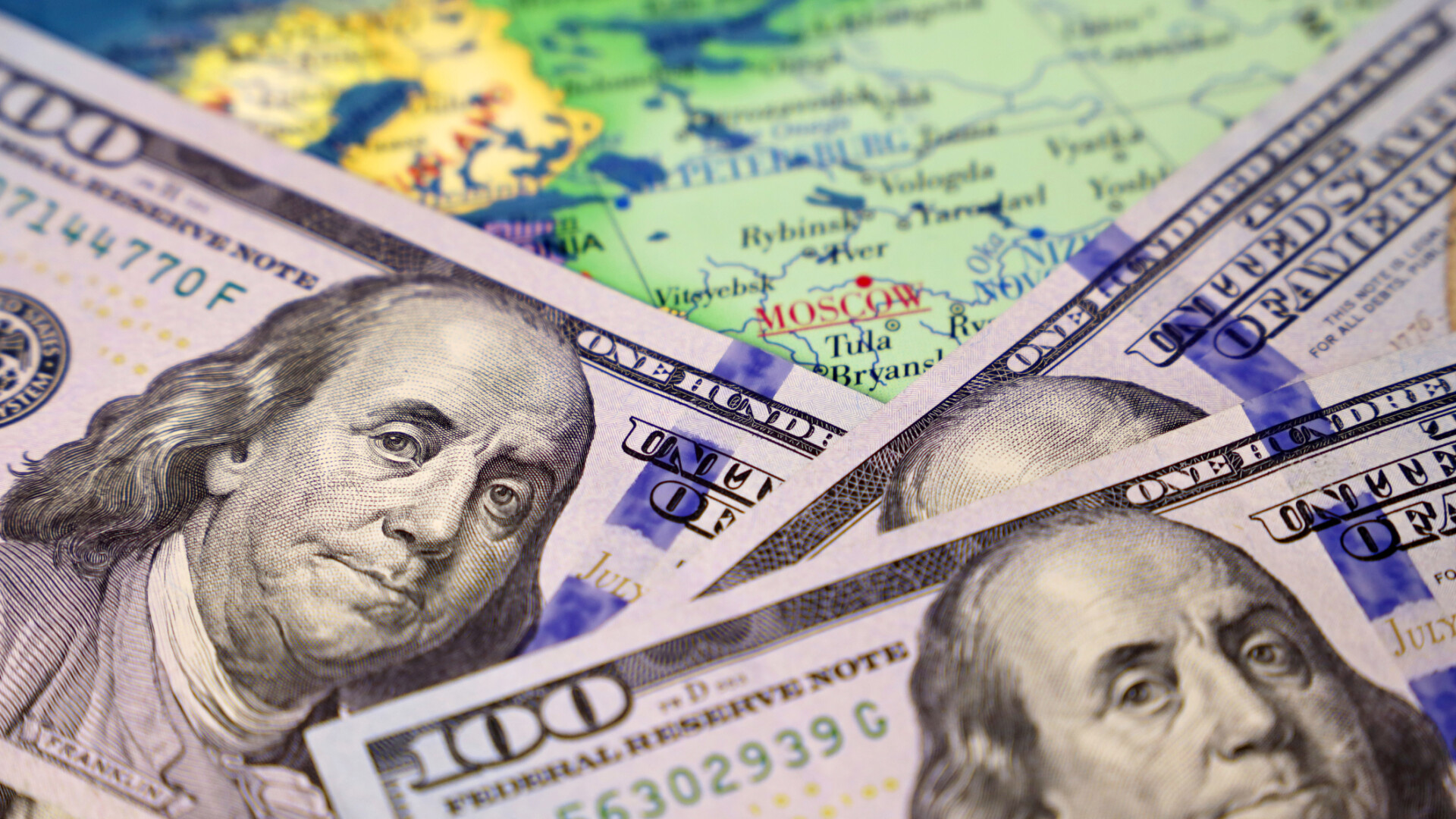 Statele Unite interzic Rusiei plata datoriilor cu dolarii deţinuţi în băncile americane. Ce se întâmplă cu banii