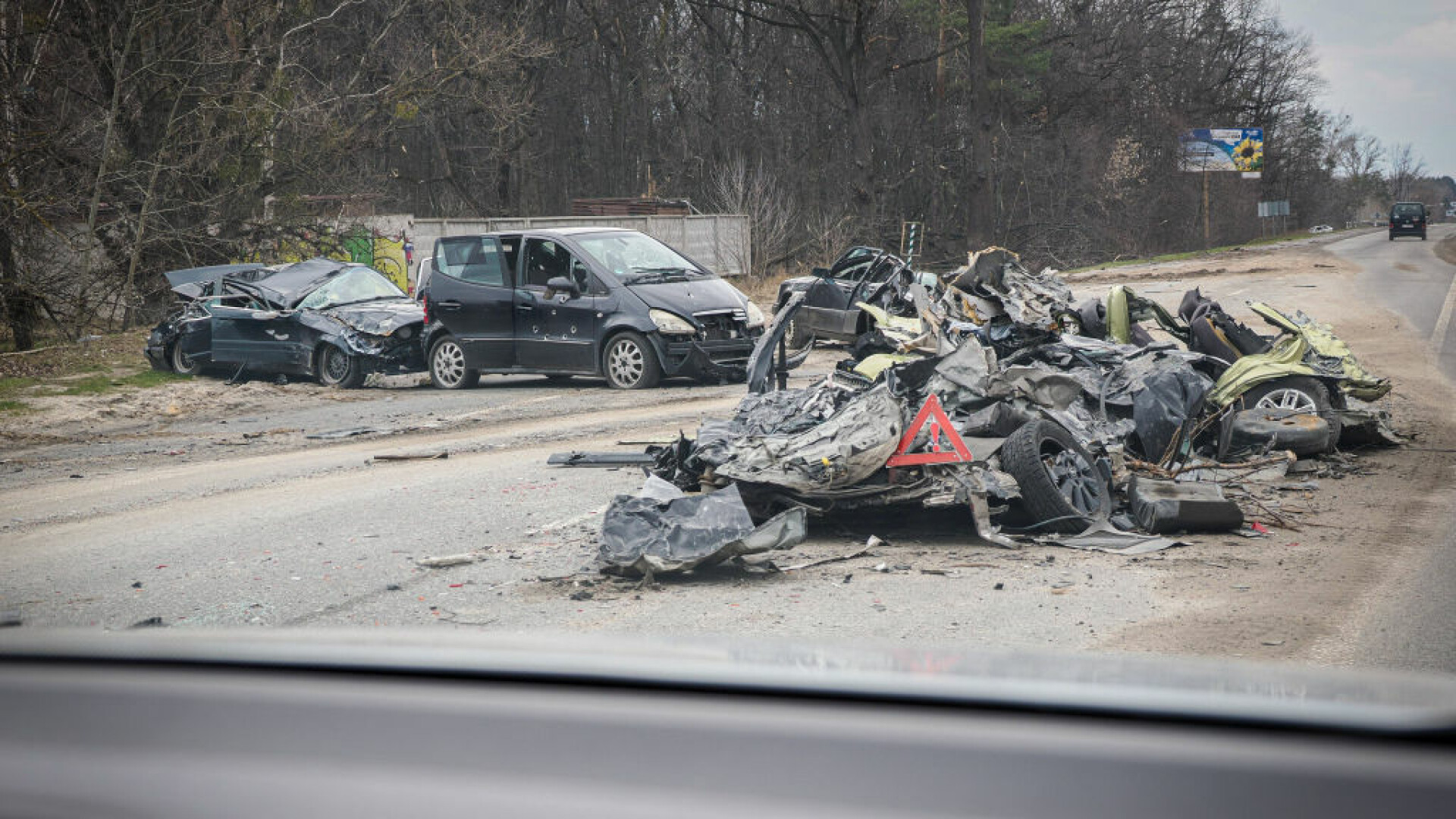 Ucraina: Trei autoturisme au explodat după ce au trecut peste minele terestre amplasate de militarii ruși la Borodianka