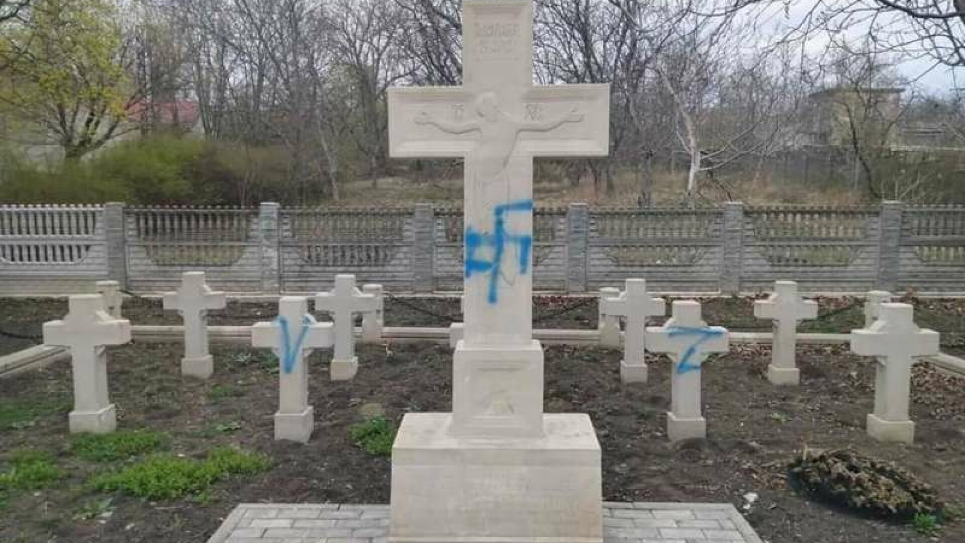 Crucile soldaților români dintr-un cimitir din Moldova, vandalizate cu însemne naziste și litera Z. ”Act barbar și criminal”