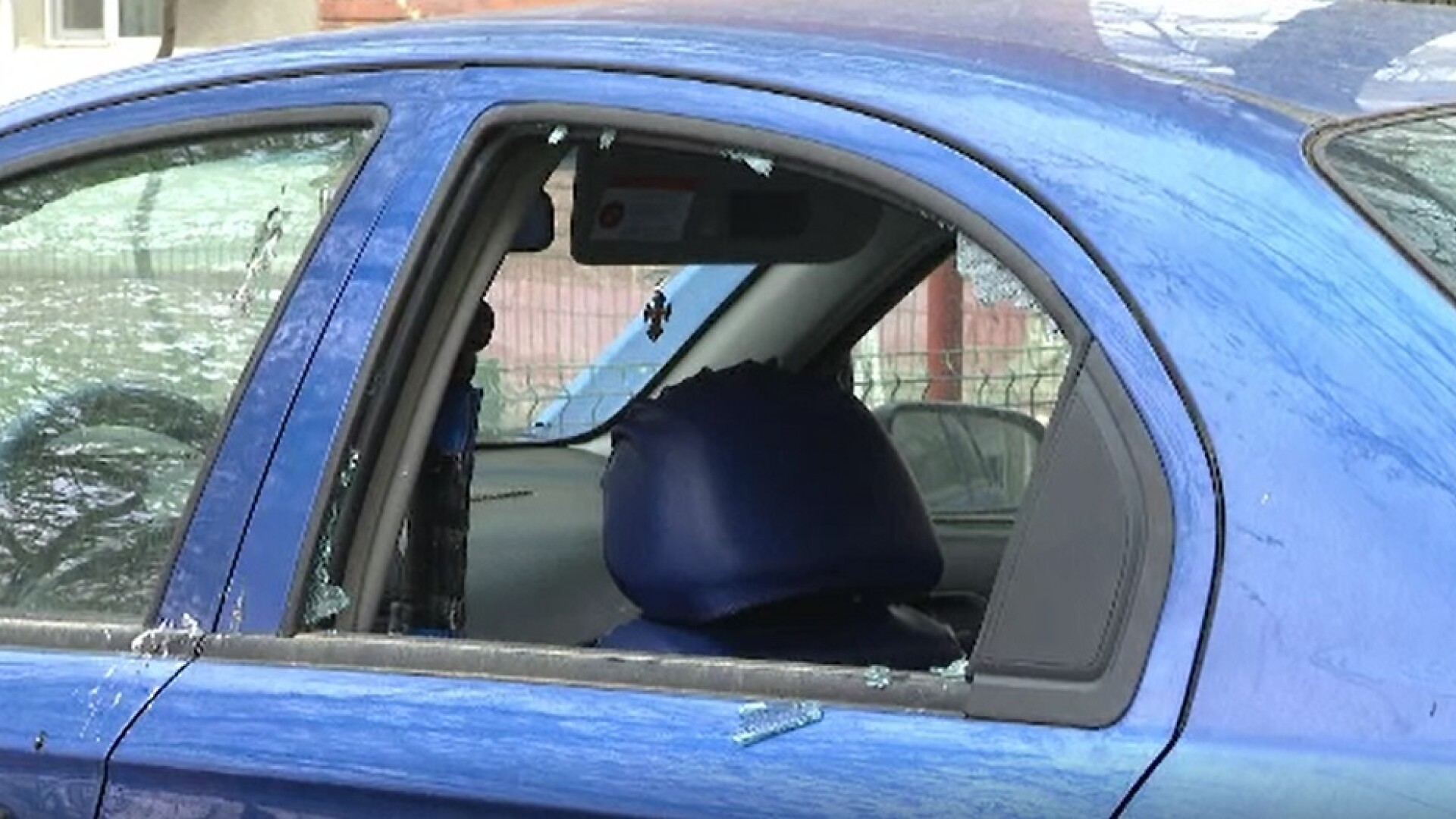 Un tânăr de 26 de ani a spart 16 mașini dintr-un cartier din Timișoara. Cum au reușit polițiștii să-l prindă