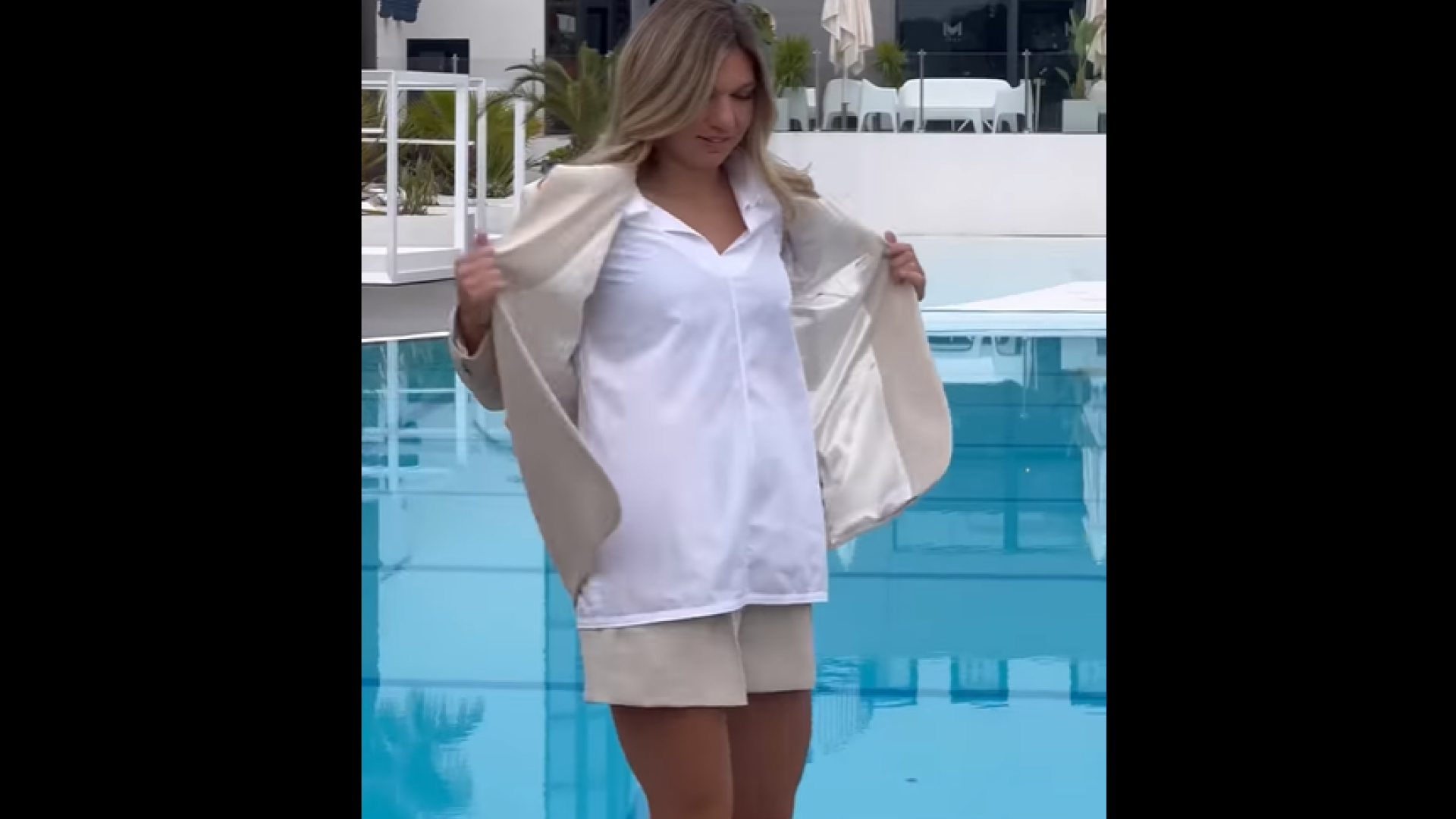 VIDEO Simona Halep s-a dezbrăcat pe marginea piscinei. Ședință foto la Academia Mouratoglou