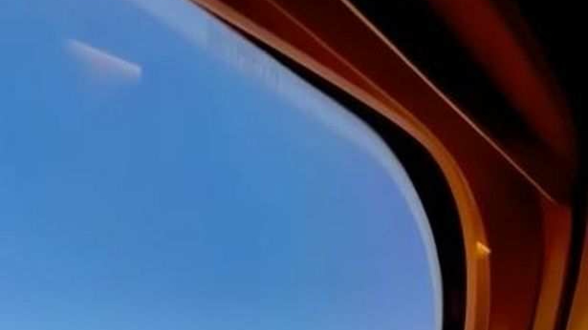 OZN în formă de trabuc, surprins dintr-un avion de călători. Era o „navă cilindrică albă, fără aripi, ferestre, marcaje”