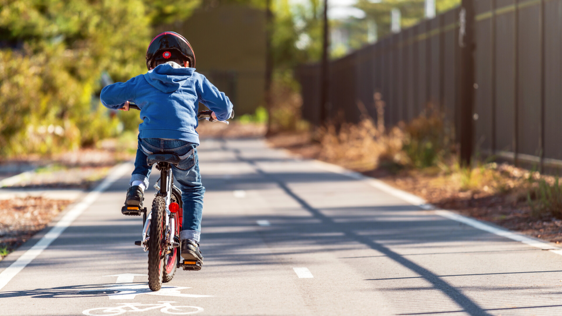 copil pe bicicleta