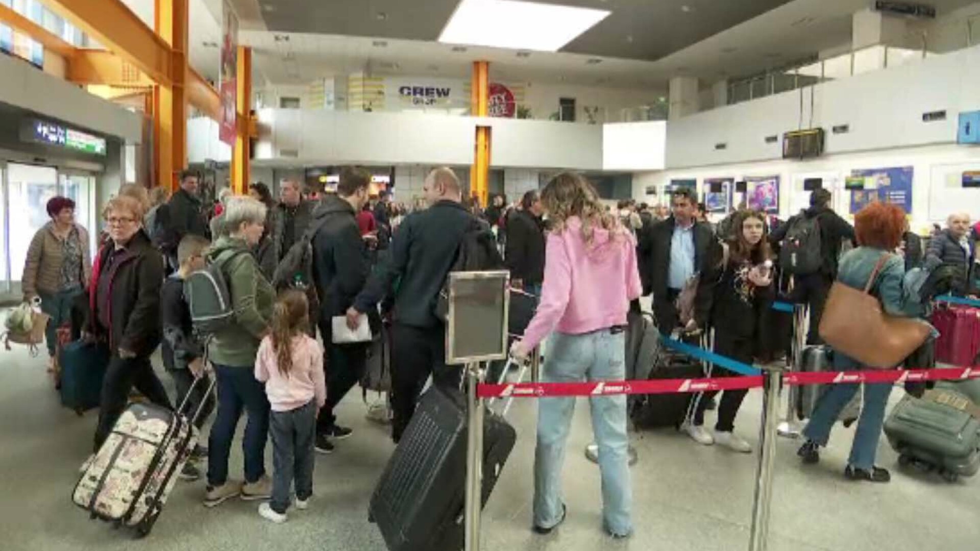 Aglomerație pe aeroporturi și în vămi. Românii din diaspora se întorc în țările care i-au „adoptat”, după Paște