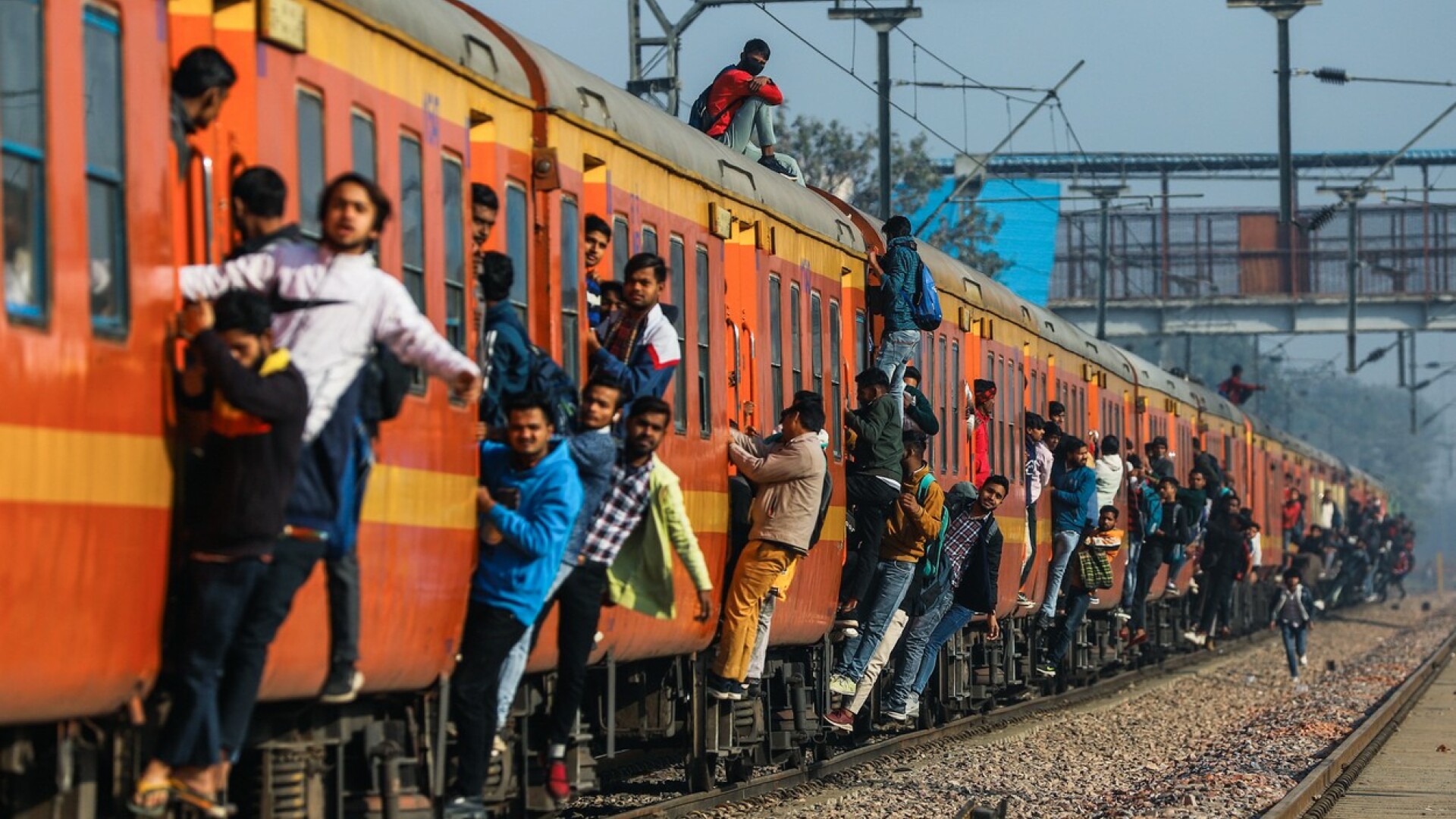 caricatura cu indieni pe tren