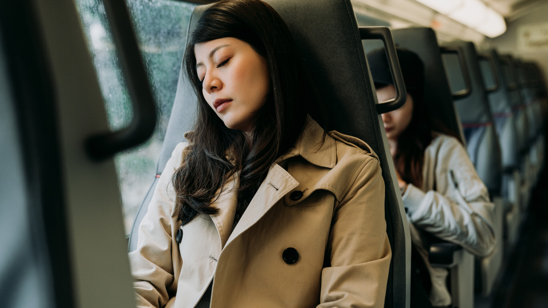 o femeie doarme in tren