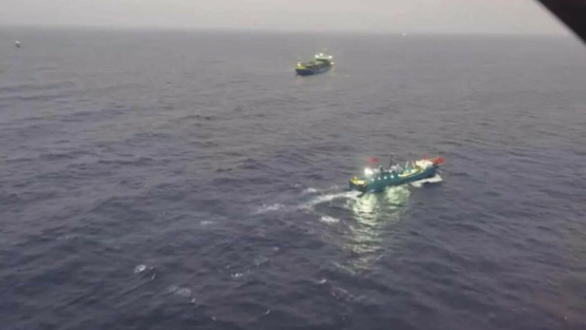 Opt dispăruţi după ciocnirea a două nave în apele Chinei