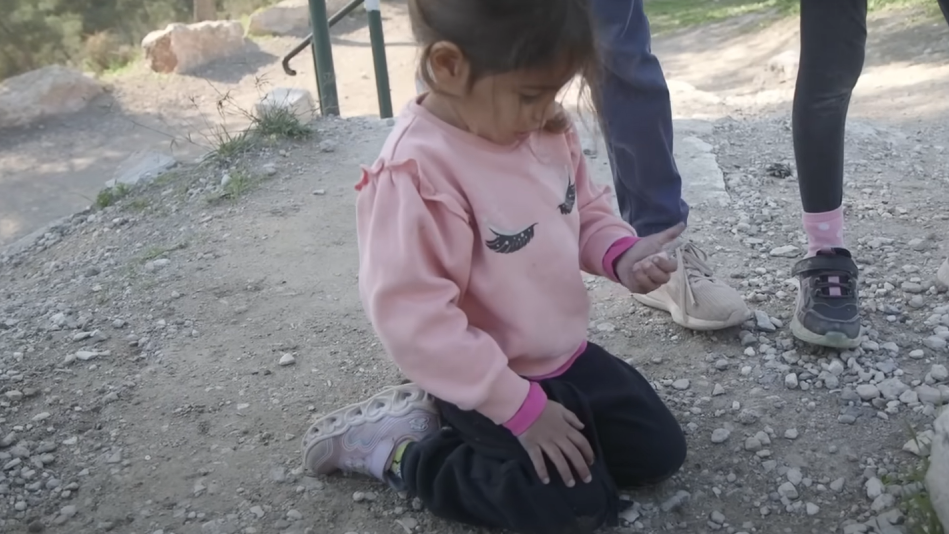 fetița care a gasit scarabeul