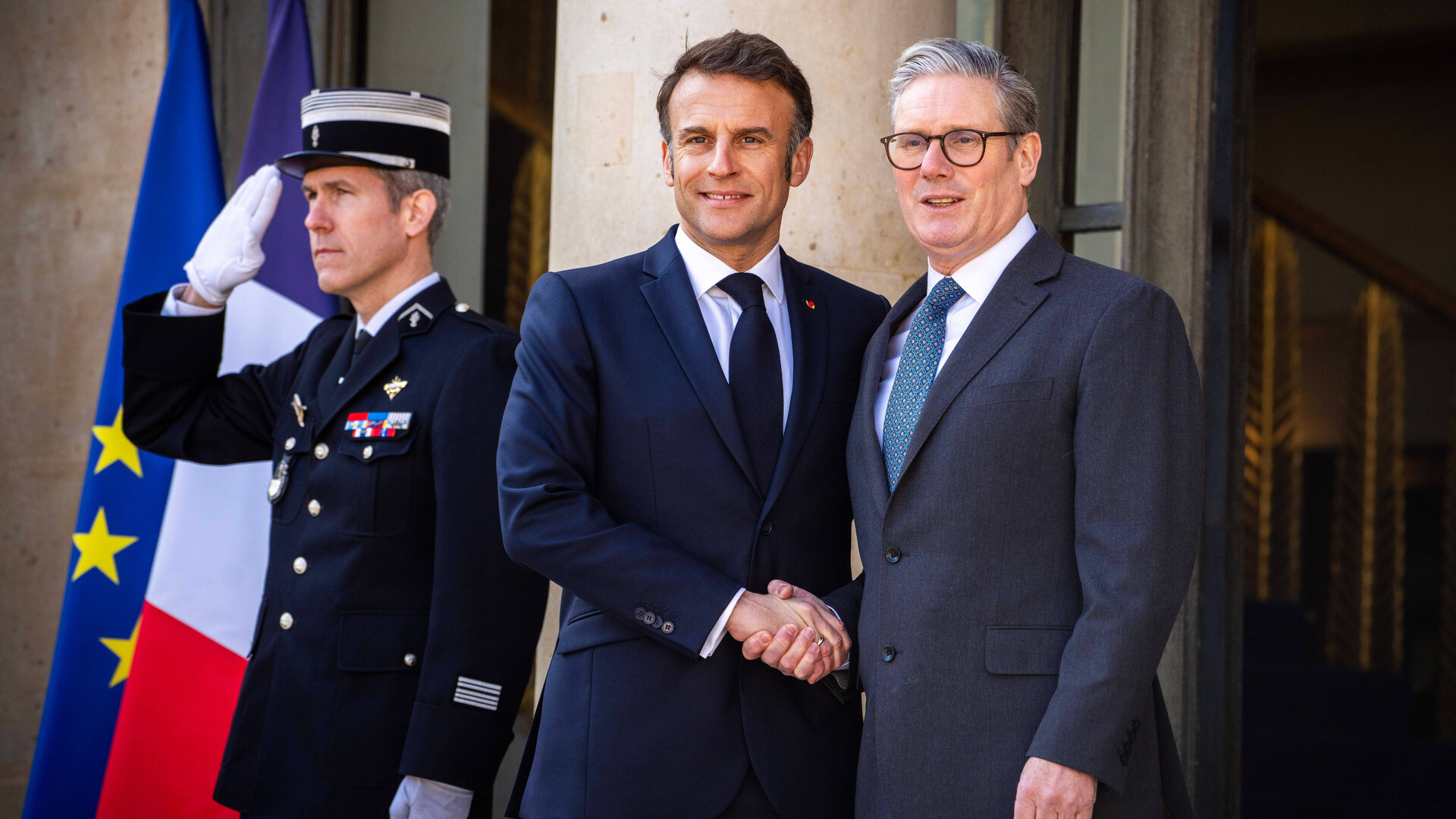 premierul britanic Keir Starmer şi preşedintele francez Emmanuel Macron