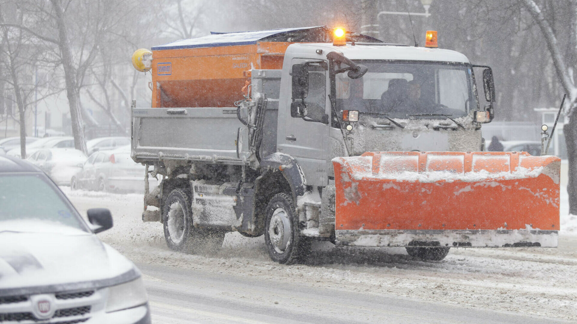 Primăria unui oraș din Alba roagă cetățenii să ajute la deszăpezirea șoselelor cu propriile utilaje. Vor primi motorină