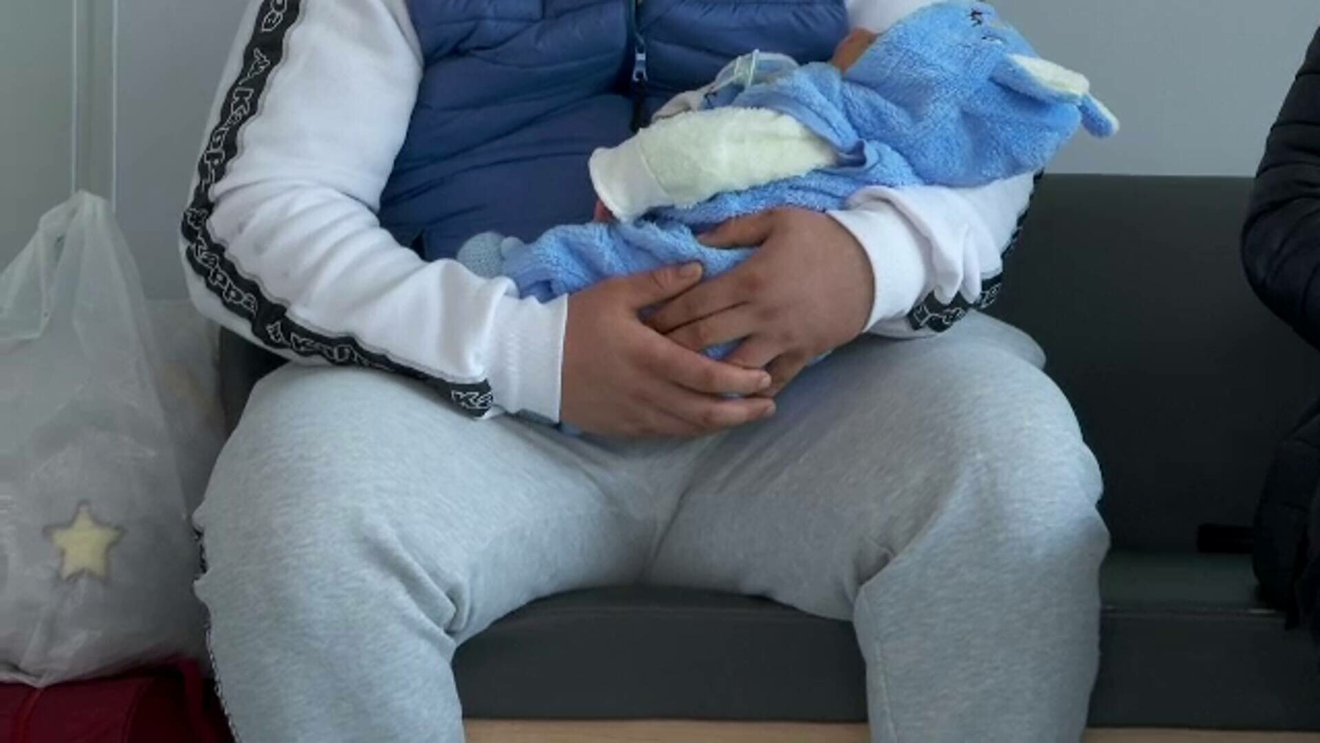 Doi tineri din Gorj și-au vândut copilul nou-născut pentru 7.000 de euro, plătiți pe o mașină. Sunt dați în urmărire