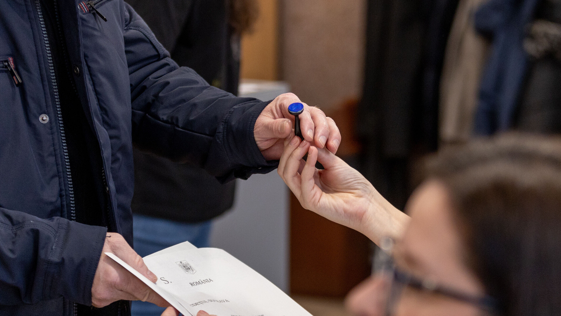 Incidente la urne în diaspora. Obiceiul ilegal la care recurg tot mai mulți votanți din străinătate