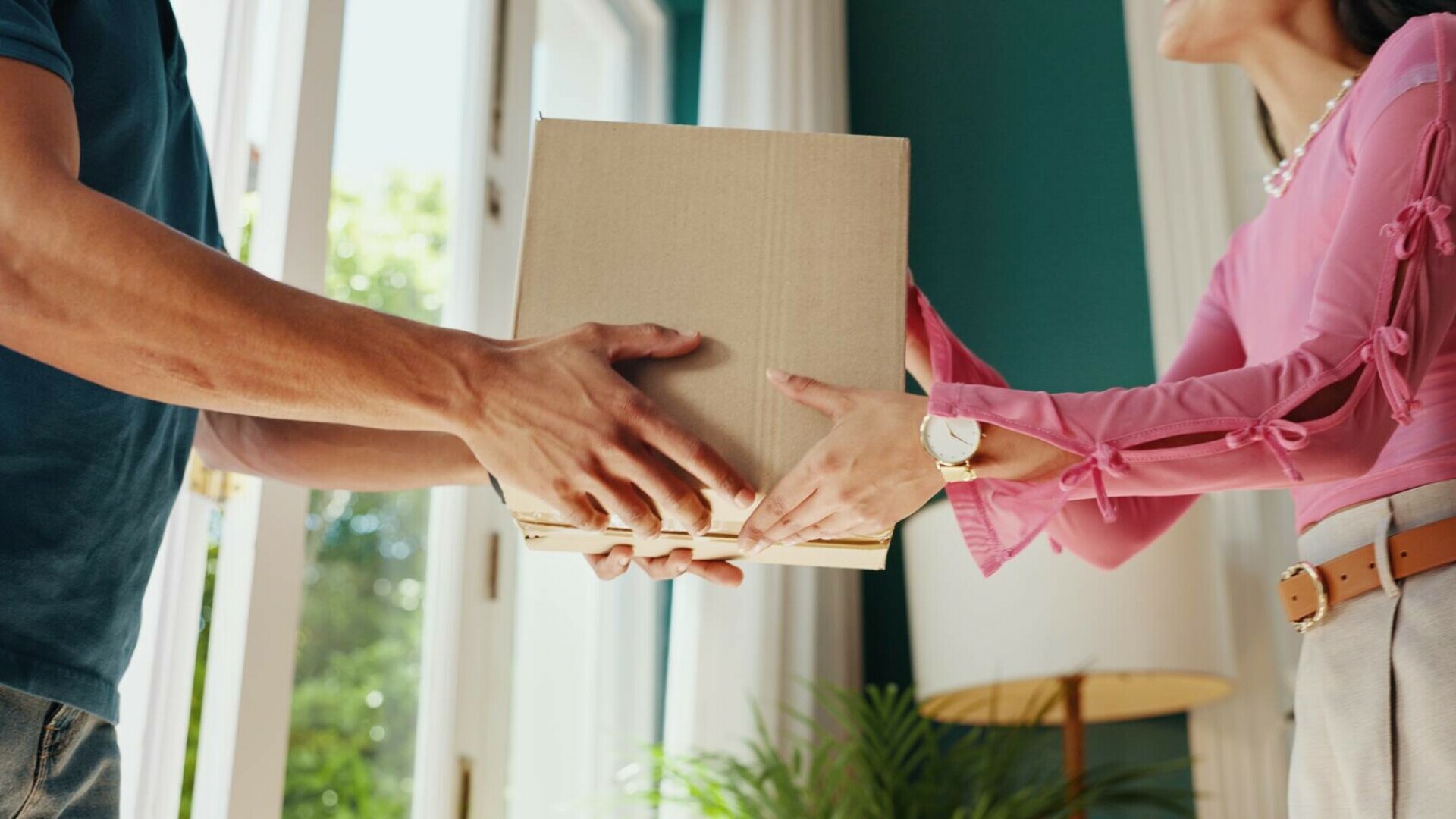 UE vrea o taxă de 2 euro pentru coletele comandate online, care intră în Uniunea Europeană: ”Temu să plătească partea lor”