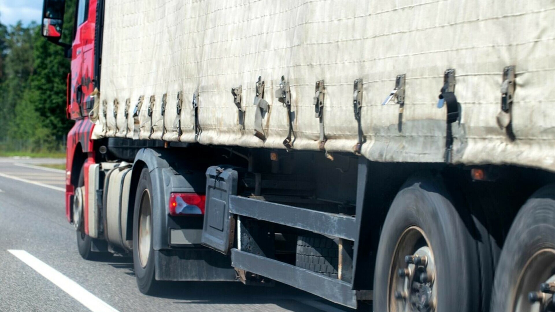 Un șofer român a fost condamnat la închisoare în Franța și a primit o amendă de 4,5 milioane de euro. Ce ascundea în camion