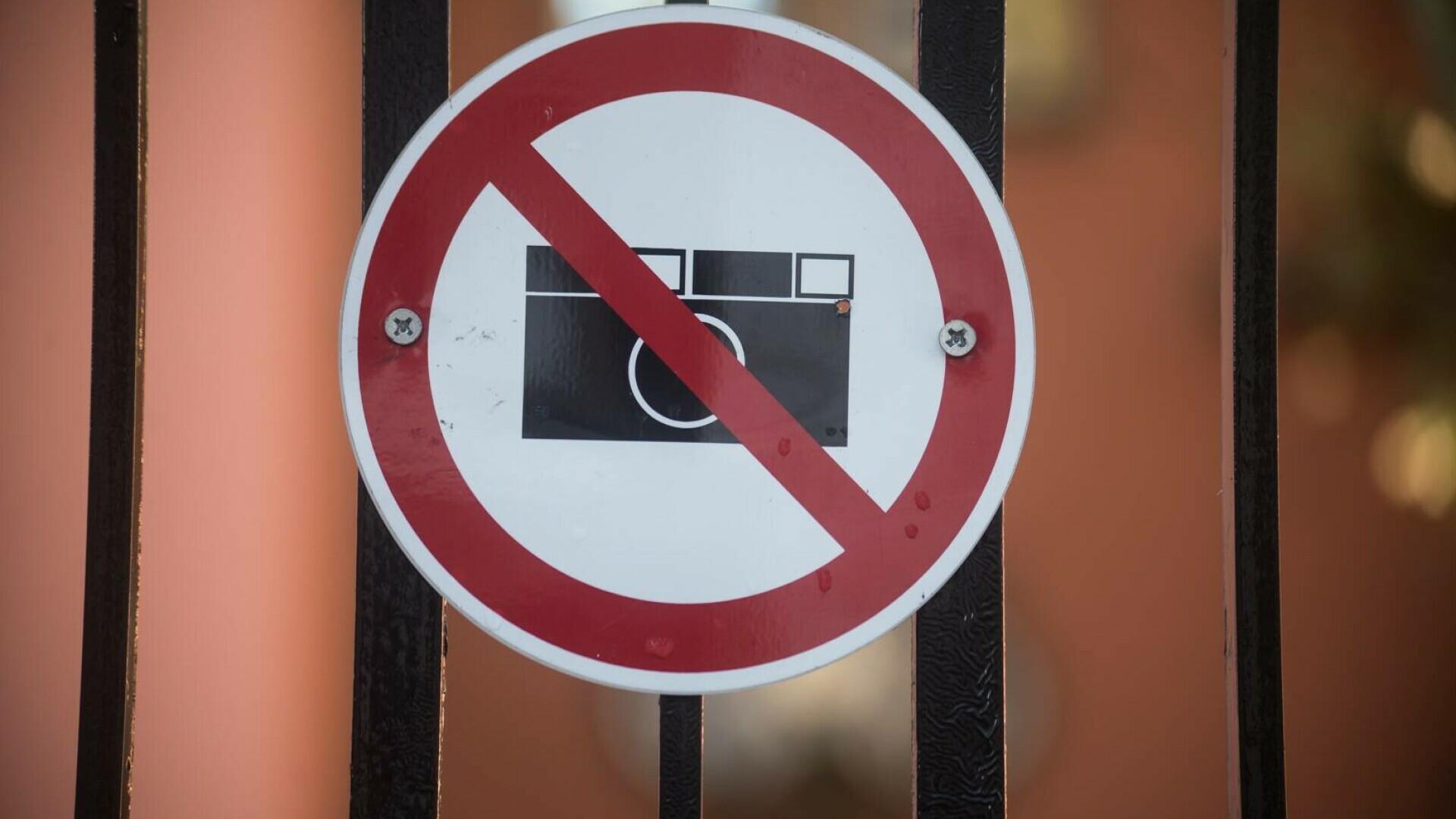 Țara din UE în care fotografiatul va fi interzis în zeci de mii de locații