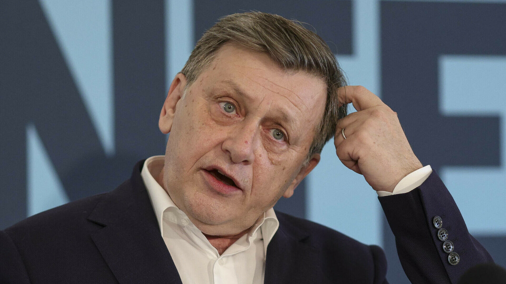 Antonescu: „În condiţii economice grave, exclud creşterea taxelor. Putem reduce salariile demnitarilor”