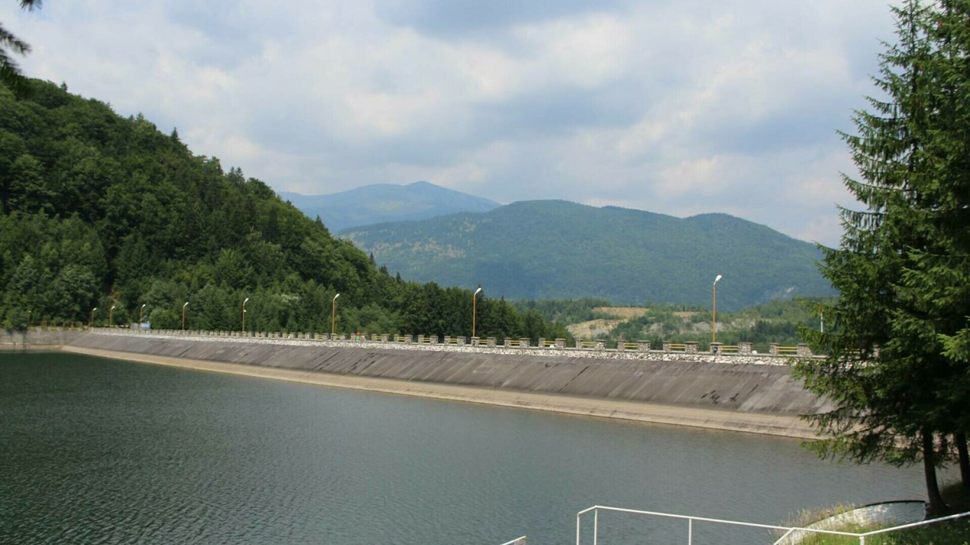 Barajul de la Valea de Peşti