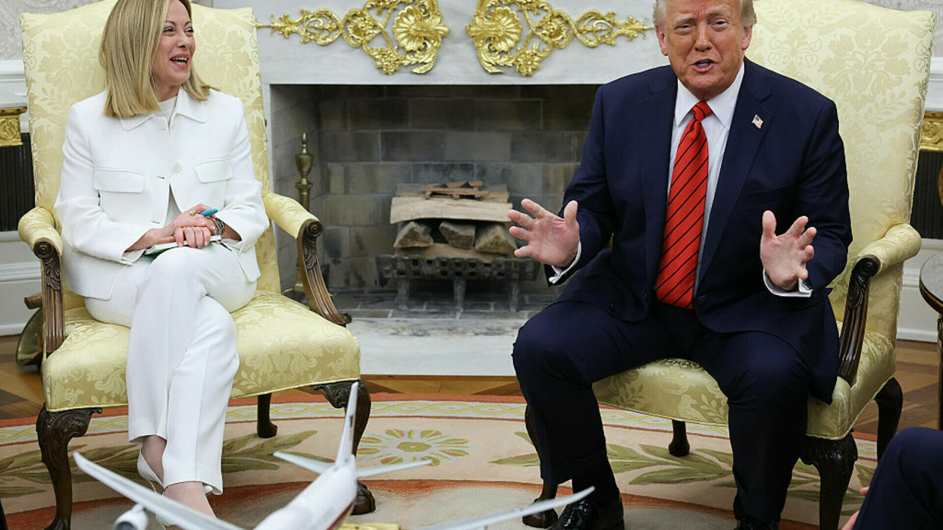 Giorgia Meloni si Donald Trump
