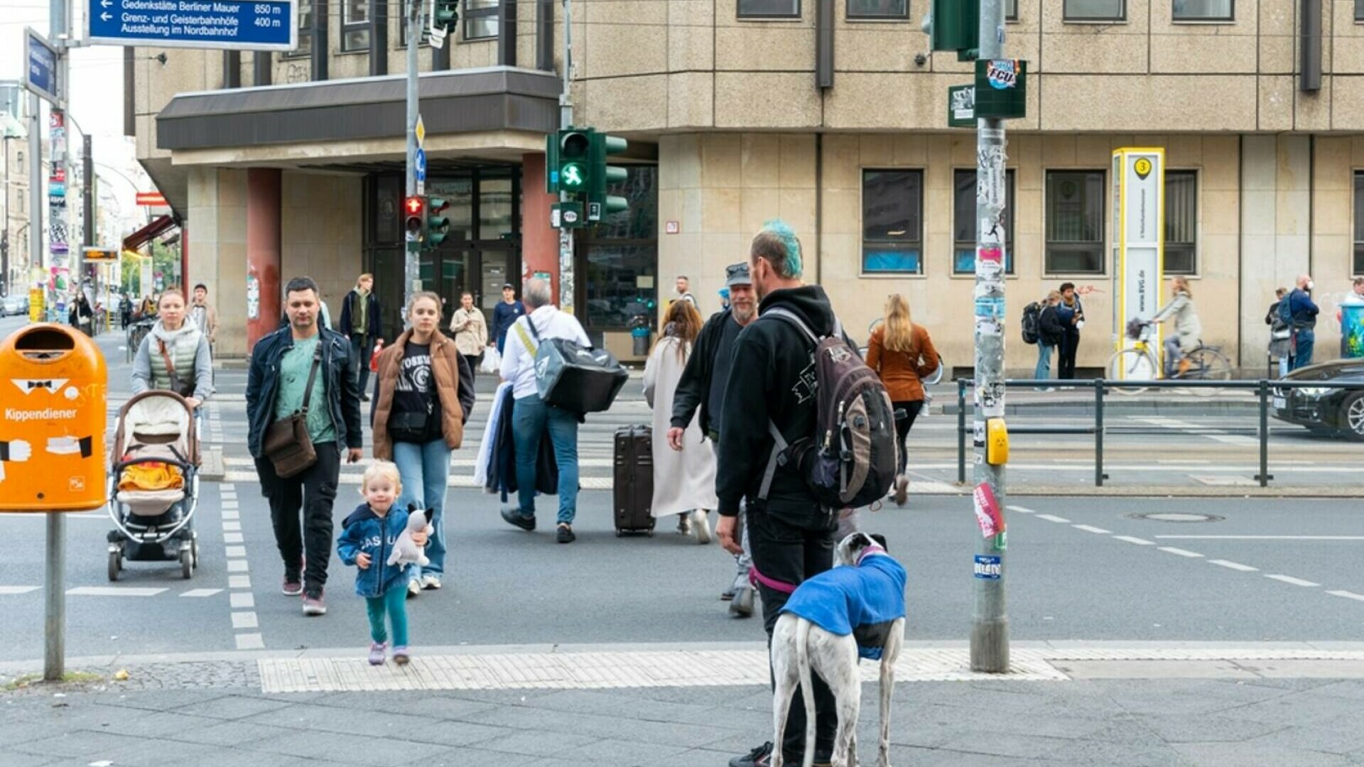 Oameni pe strada Berlin