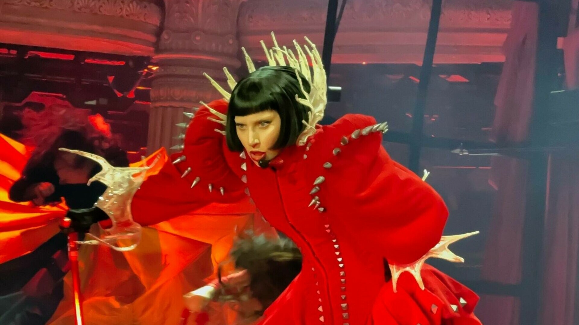 Scandal la New York. Companie care produce pentru Disney și Lady Gaga, acuzată de urmărirea biometrică forțată a angajaților