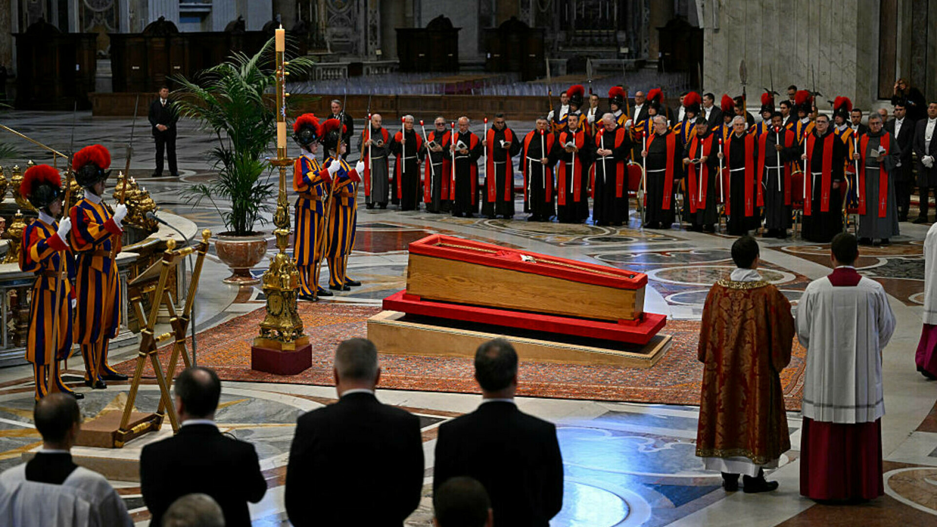 papa francisc sicriu