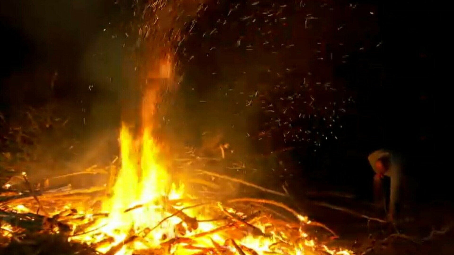 Tradiții de Sfântul Gheorghe. Spiritele rele alungate cu focuri pe dealurile Bârgăului