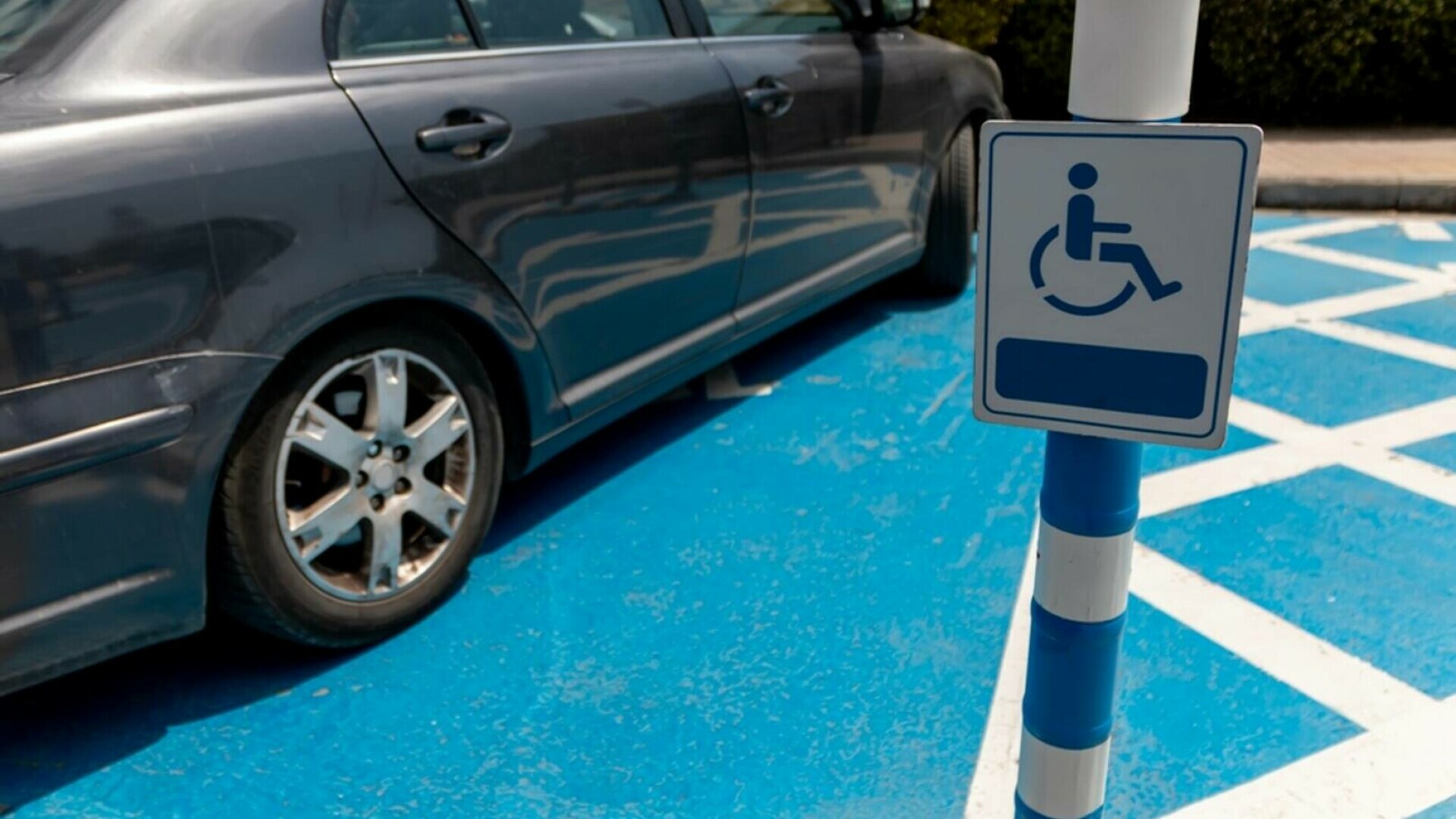 parcare pentru persoane cu dizabilităţi