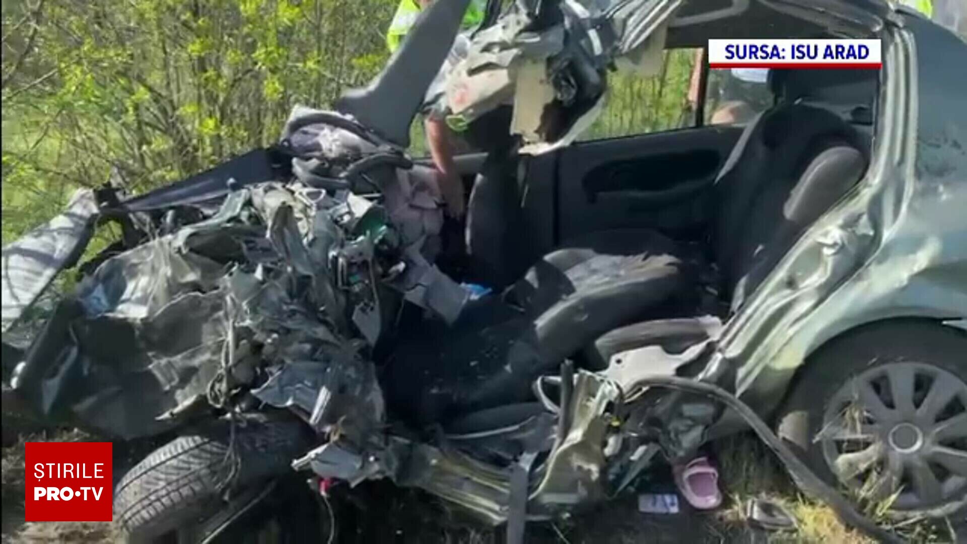 O șoferiță a murit după ce a intrat într-un tir, în Arad. Doi copii sunt în stare foarte gravă