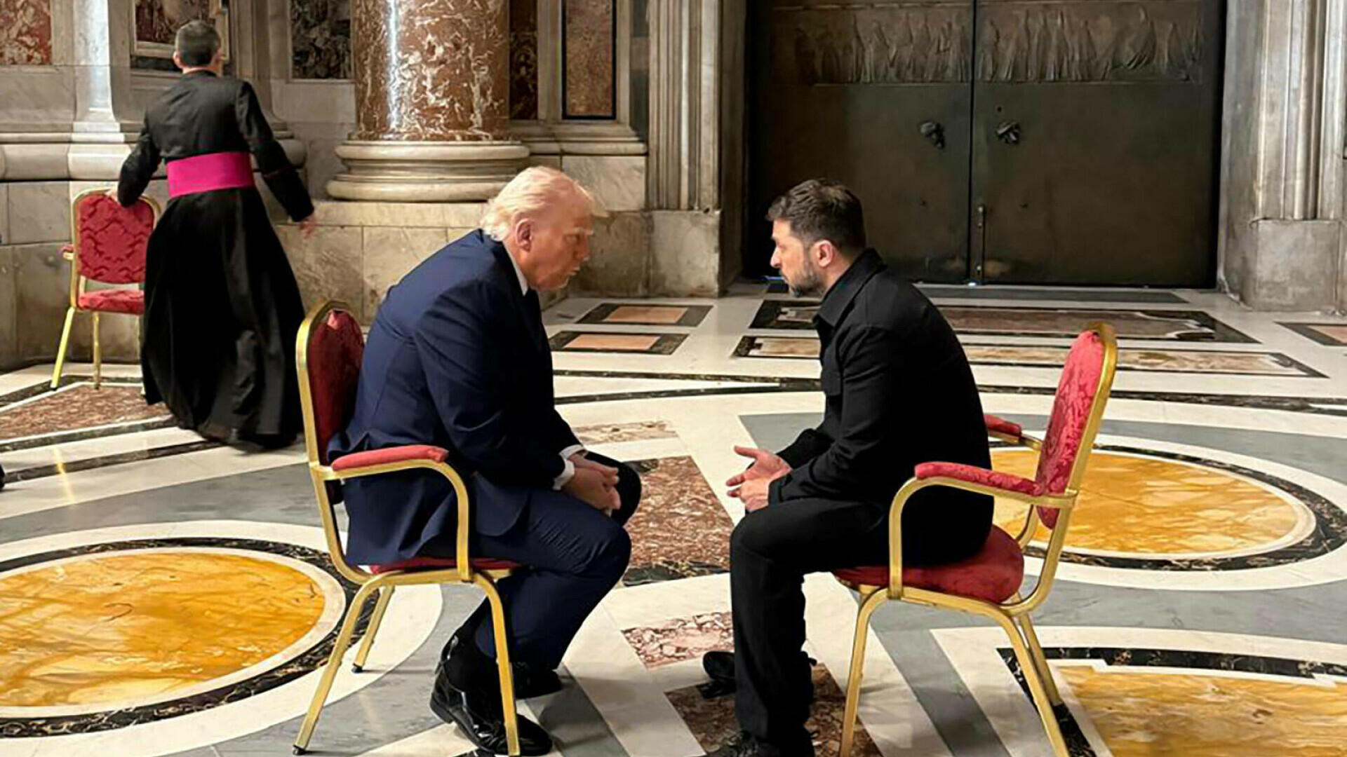 Imagini de la scurta întâlnire dintre Volodimir Zelenski şi Donald Trump