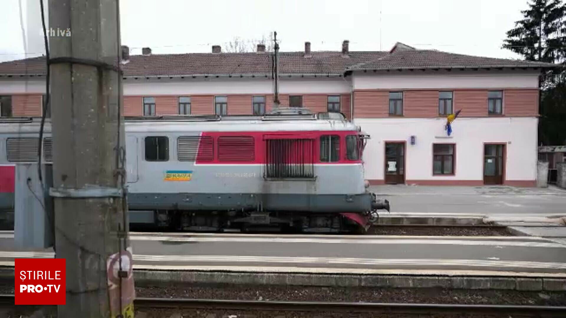 O femeie a murit după ce a fost împinsă de cumnatul ei în fața trenului, în  Oradea. Surse: Cei doi ar fi avut o relație - Știrile ProTV